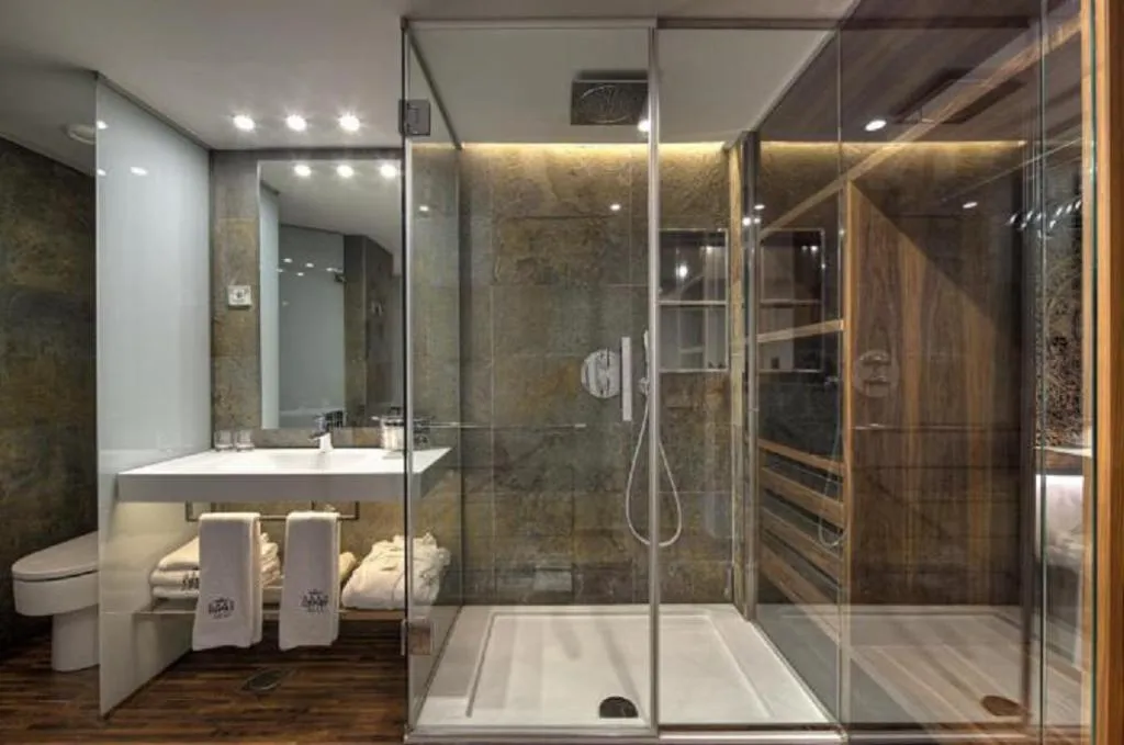 TRIPLE STANDARD Room, Gran Derby Suites, Barcelona