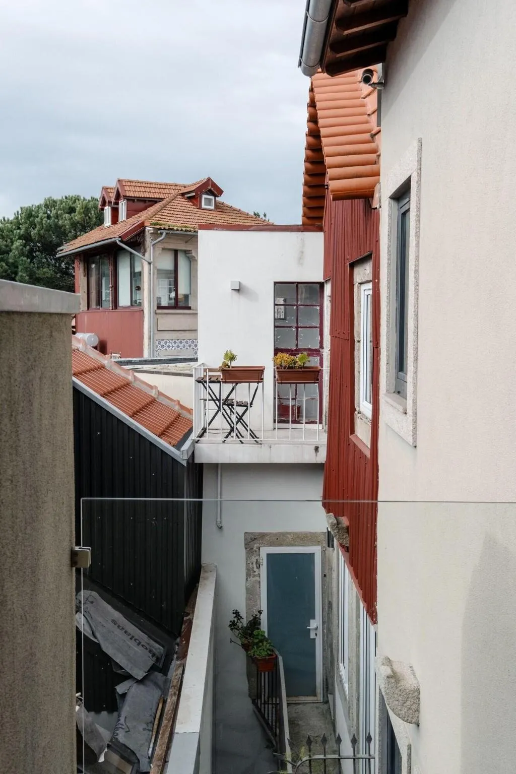 Room, Domum, Porto