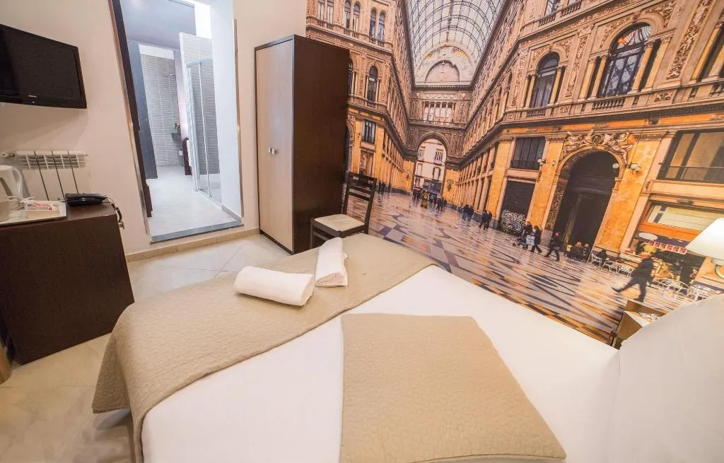 Room, Bed & Breakfast Chiaia 32, Naples