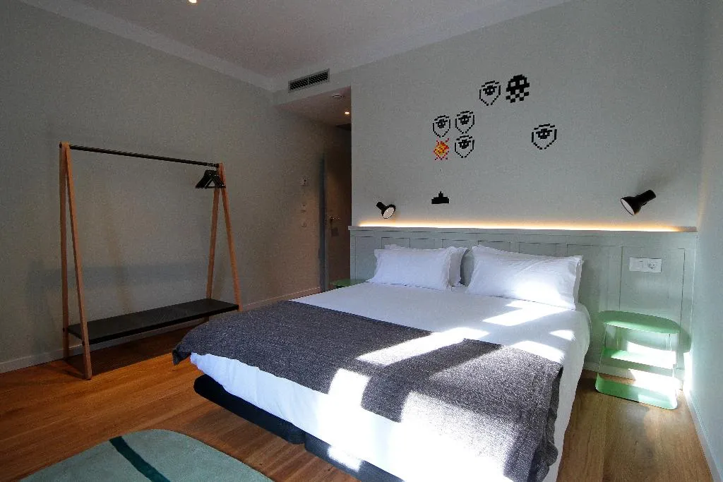 DOUBLE SUPERIOR Room, Complutum Hostel, Madrid