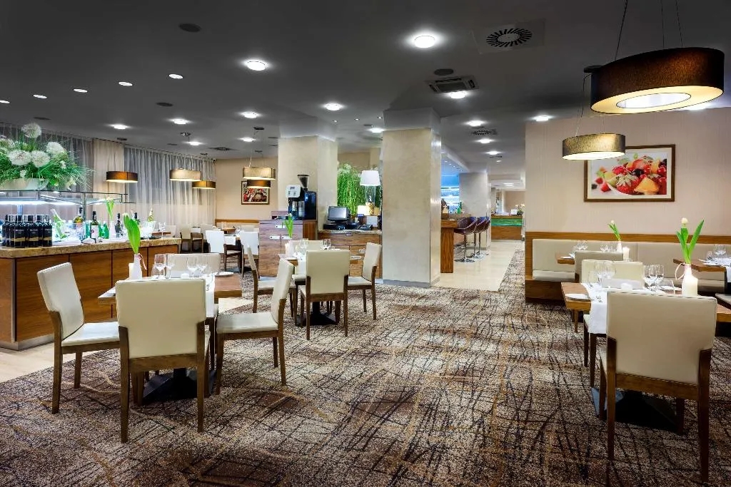 Restaurant, Hilton Garden Inn Krakow, Krakow