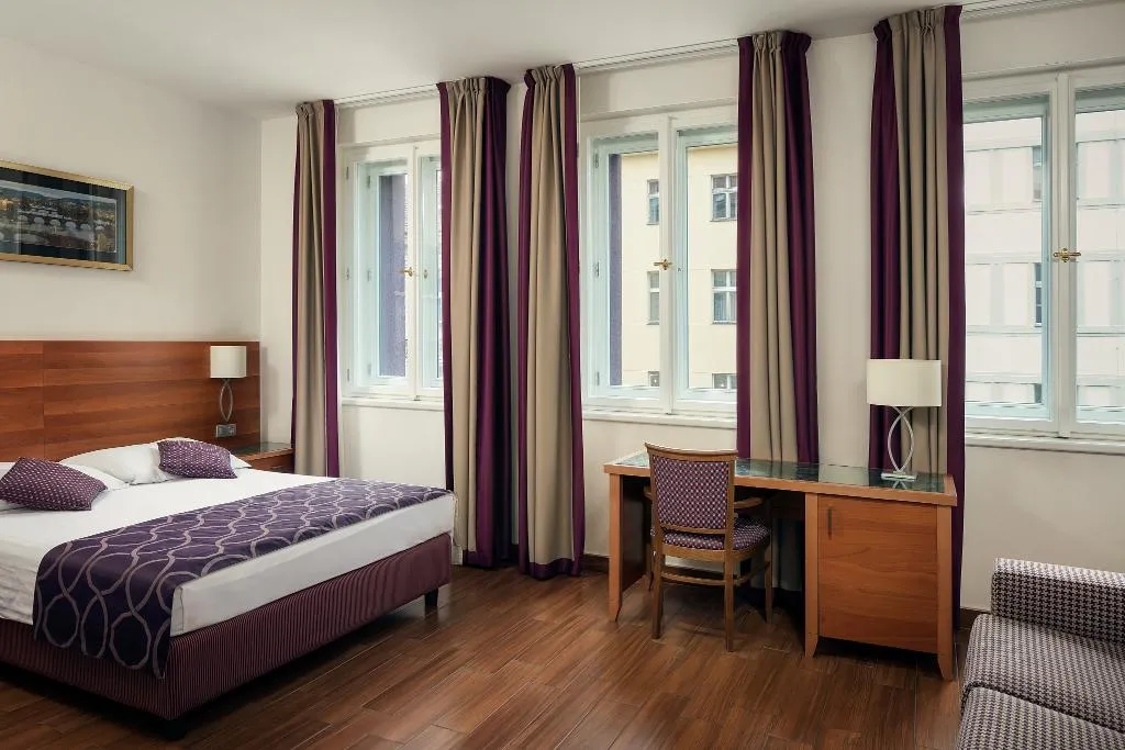 SUITE CAPACITY 4 Room, Galileo, Prague
