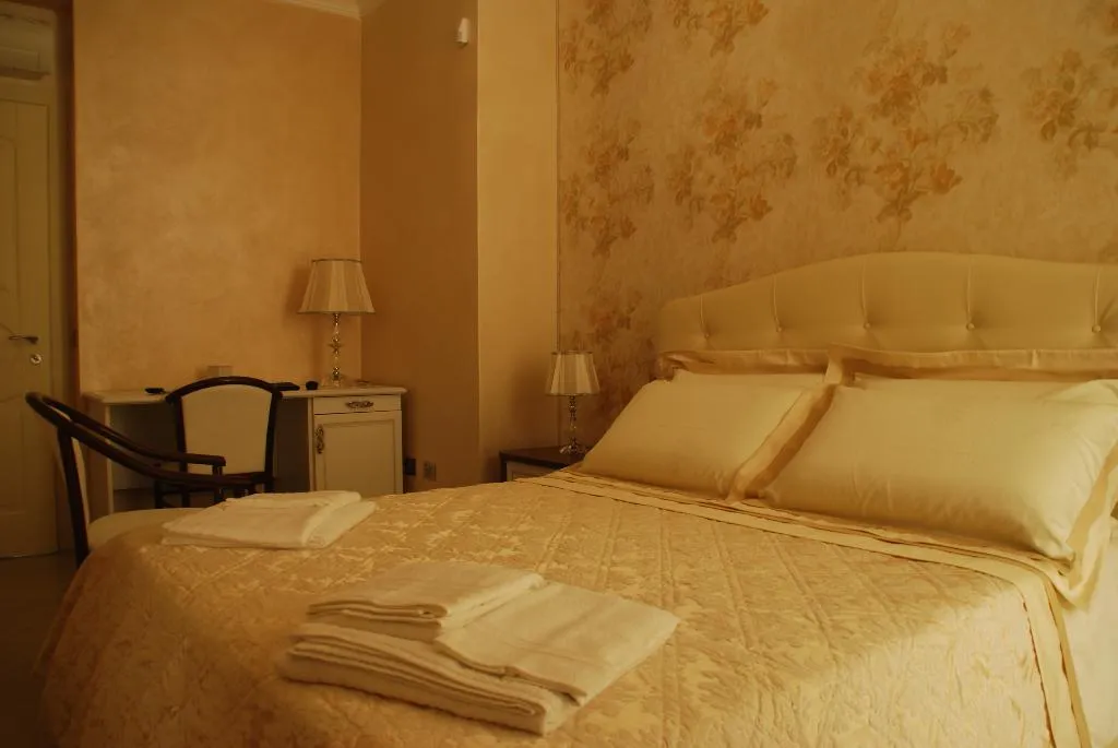 DOUBLE DELUXE WITH BALCONY Room, Daphnae House, Catania