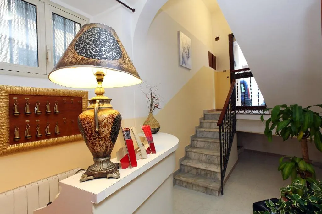 Lobby, Hotel Pisa, Naples