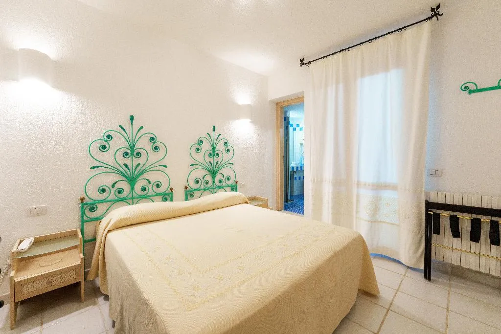 FAMILY ROOM TWO BEDROOMS TWO BATHROOMS Room, Punta Est, Olbia