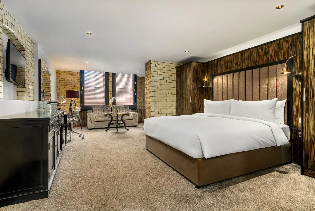 JUNIOR SUITE KING SIZE BED Room, Trinity City Hotel, Dublin