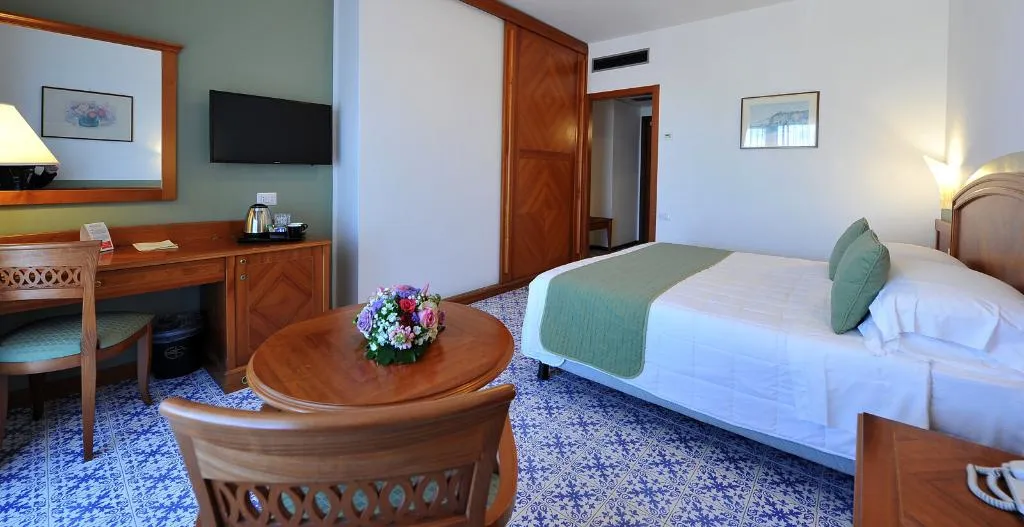 DOUBLE SUPERIOR SEA VIEW Room, Grand Hotel Cesare Augusto, Naples