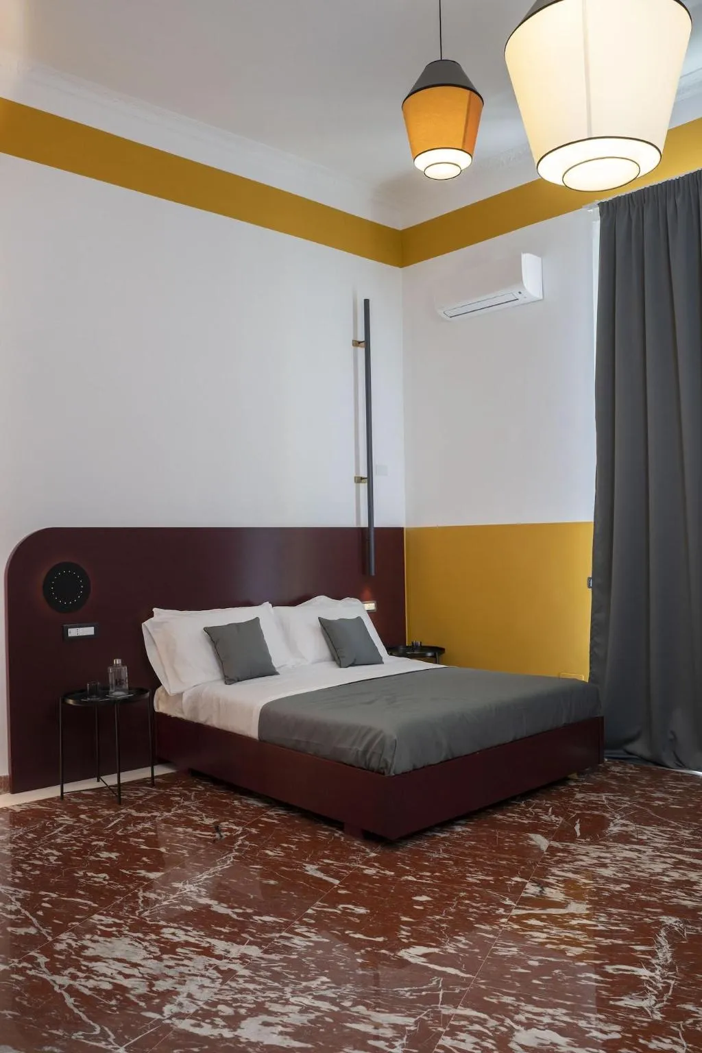 Room, Rettifilo 311, Naples