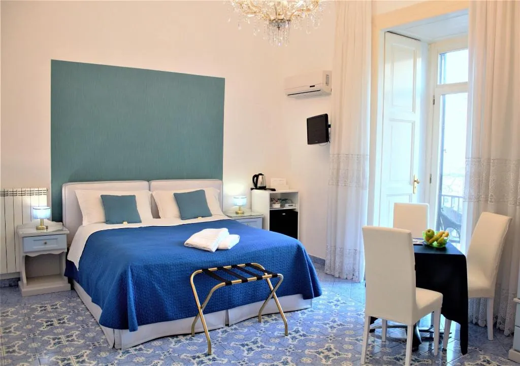 Room, Piazza Tasso B B, Naples