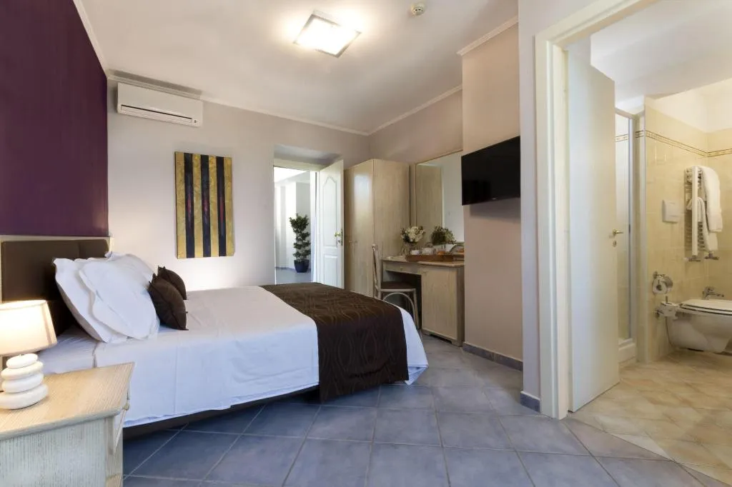 Room, Soleluna, Naples