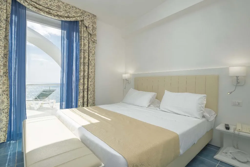 JUNIOR SUITE CAPACITY 4 Room, Cavalluccio Marino Hotel, Rome