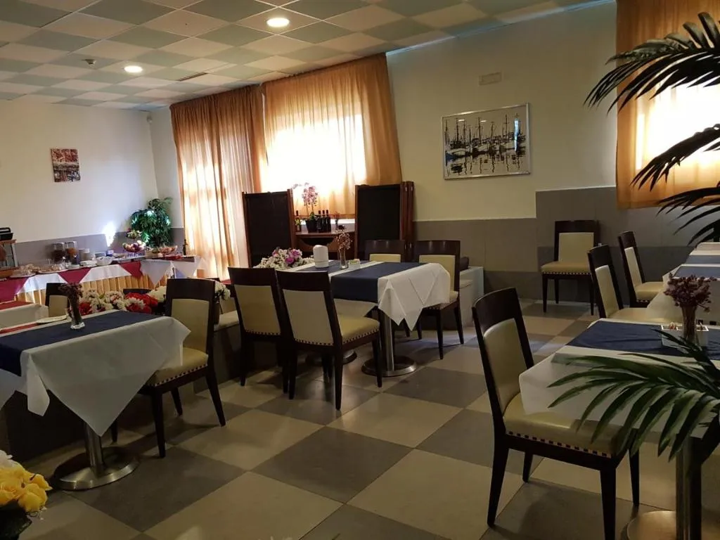 Restaurant, International Capodichino, Naples