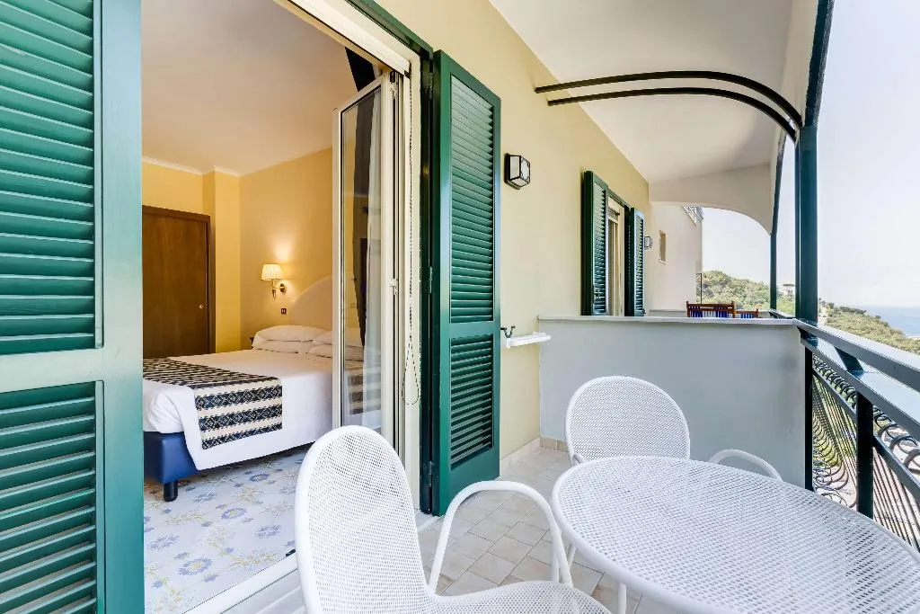 DOUBLE CLASSIC QUEEN BED Room, Best Western Hotel La Solara, Naples