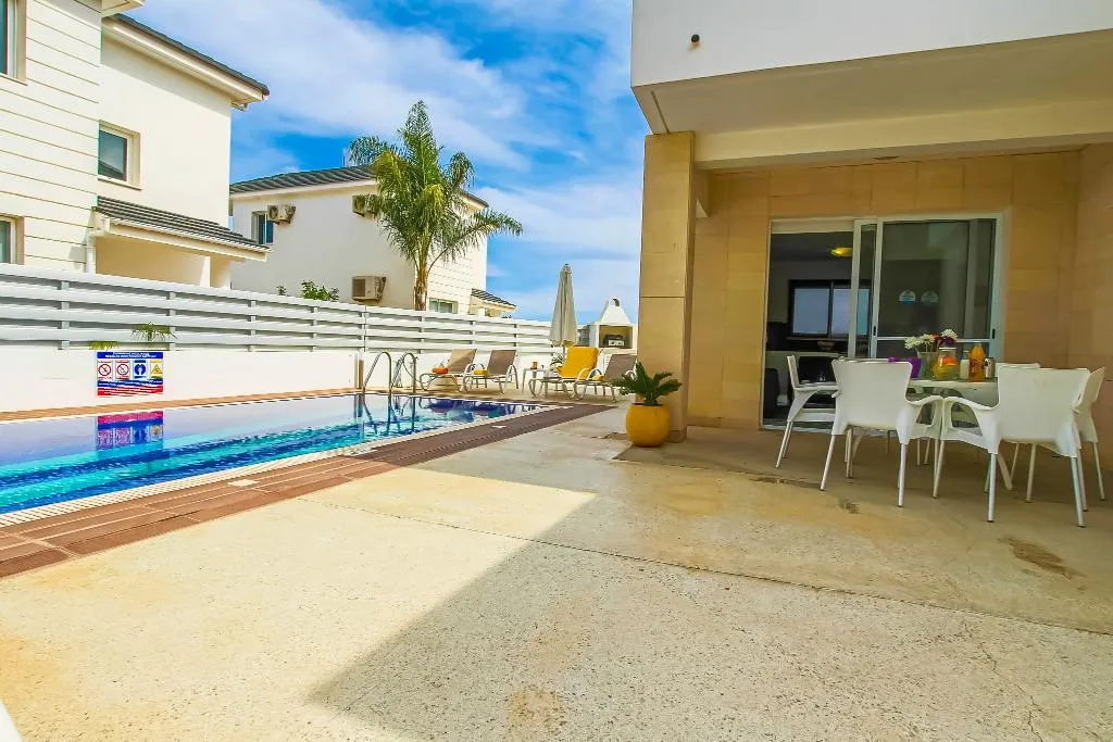 VILLA WITH PRIVATE POOL Room, Flouressia Gardens, Cyprus