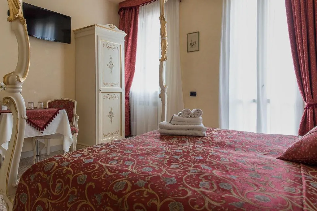 Room, Angeles Inn, Venice
