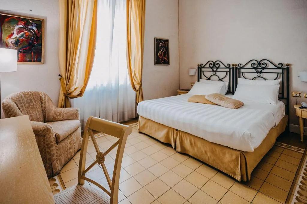 Room, Costantinopoli 104, Naples