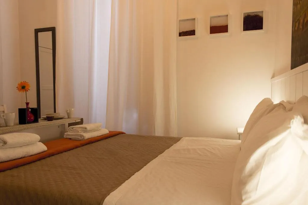 Room, Sui Tetti Di Napoli, Naples