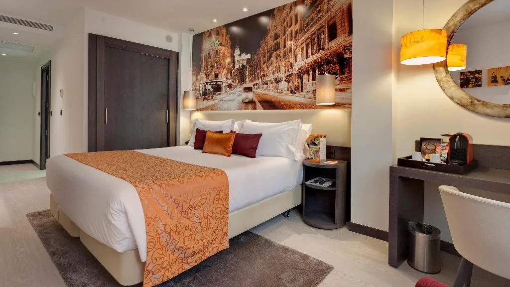 DOUBLE PREMIUM KING BED Room, Hotel Indigo Madrid - Gran Via, Madrid