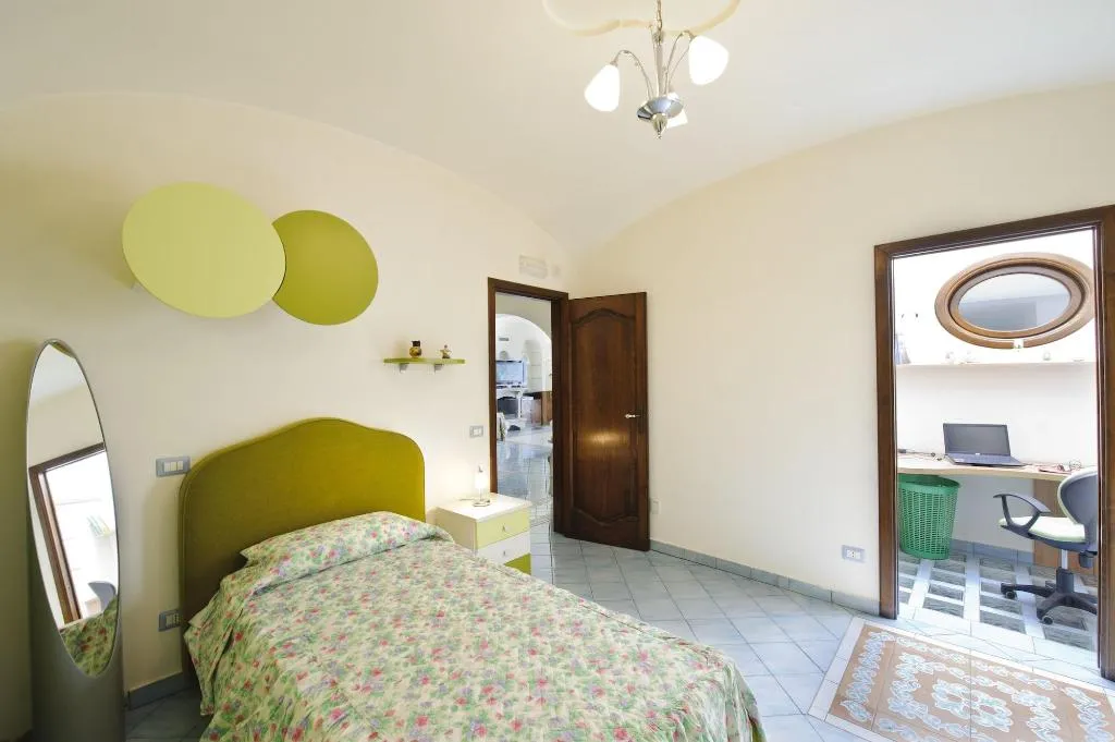 Room, La Sorgente Del Sole, Naples