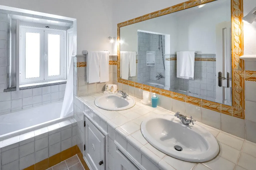 VILLA SIX BEDROOMS TWO BATHROOMS Room, Shantivillas, Algarve
