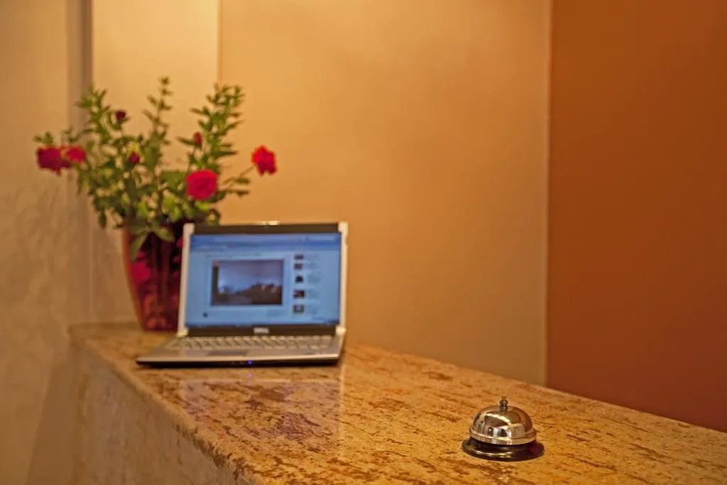 Lobby, Milton, Corfu