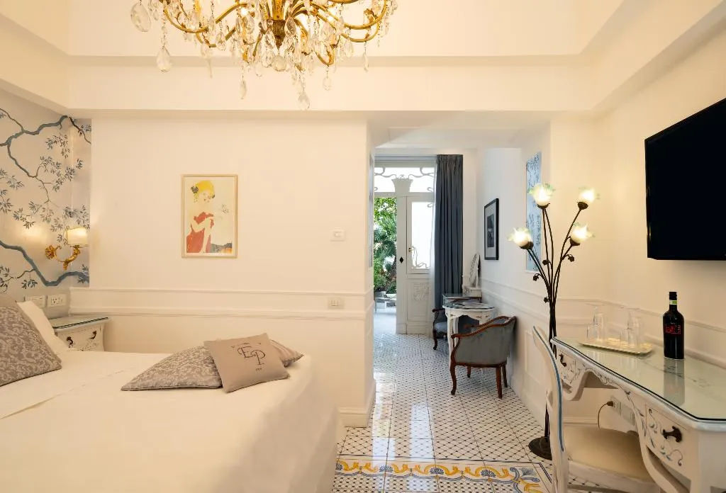 Double or Twin CLASSIC GARDEN VIEW Room, Luxury Villa Excelsior Parco, Naples