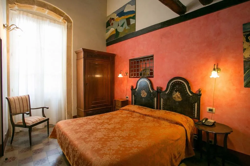 DOUBLE CLASSIC QUEEN BED Room, Charme Henry S House, Catania
