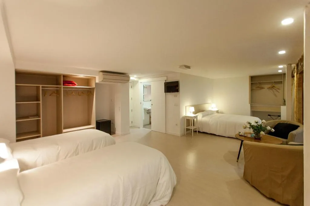 Room, Host & Home, Valencia