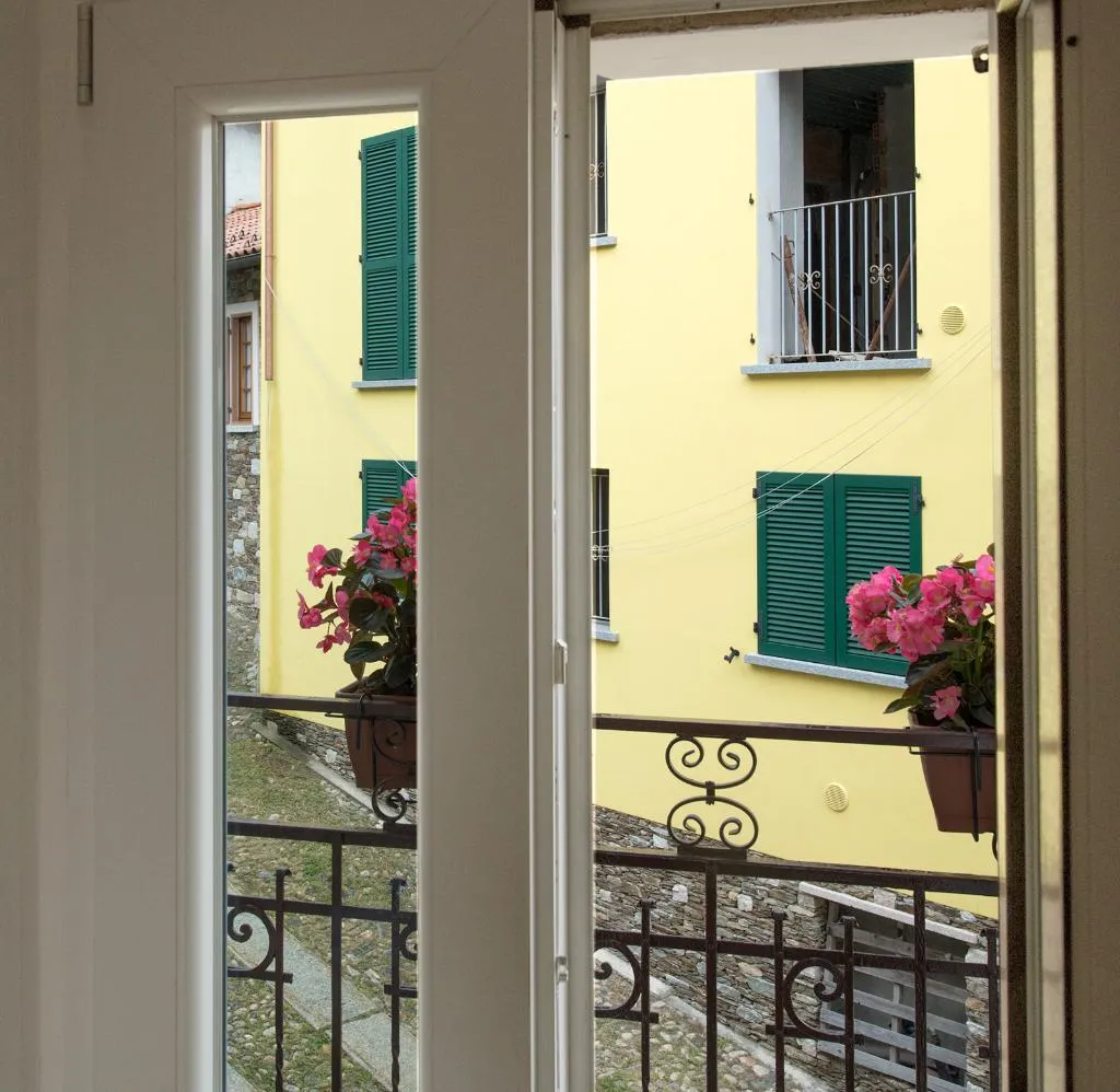 APARTMENT TWO BEDROOMS ONE BATHROOM Room, Stresa Complex Levoasi, Milan