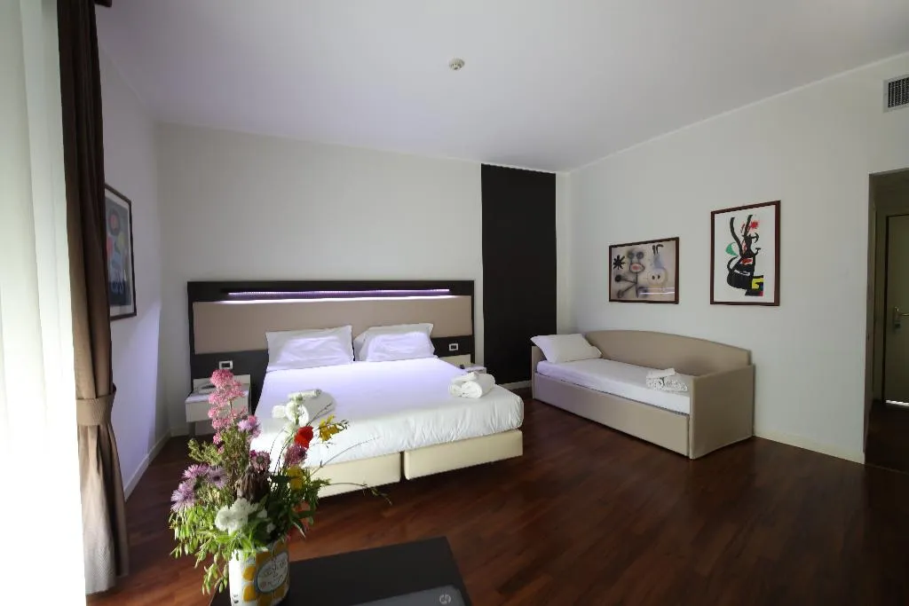 TRIPLE CLASSIC Room, Grande Albergo Maugeri, Catania