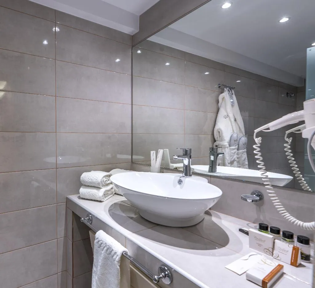 JUNIOR SUITE STANDARD Room, Cronwell Platamon Resort, Thessaloniki