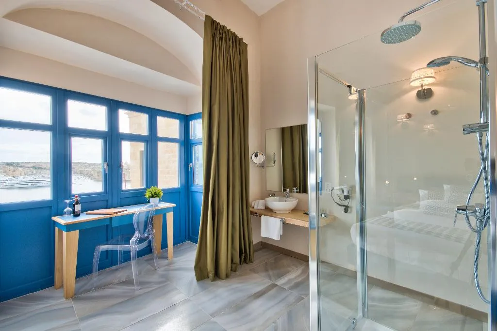 Double or Twin SEA VIEW Room, The British Suites, Malta
