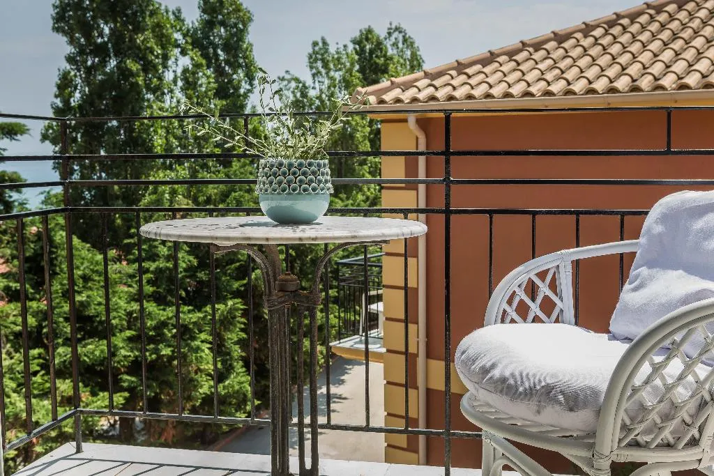 TWIN WITH DOUBLE BED Room, Makis Hotel, Kefallinia