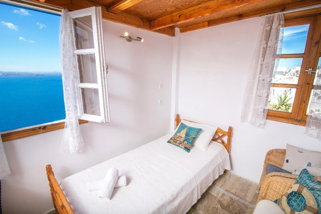 TRIPLE WITH VIEWS Room, Stelios Rooms Golden View, Santorini