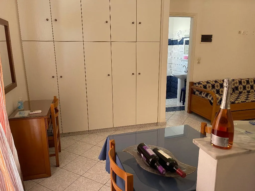 TRIPLE CLASSIC Room, Tarelis Apartmens Studios, Santorini