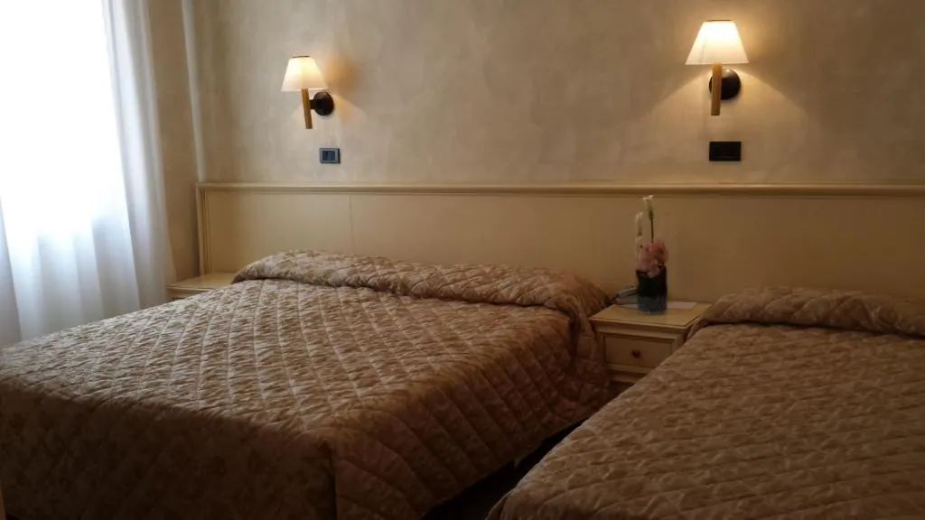FAMILY ROOM STANDARD Room, Carlton Capri, Venice