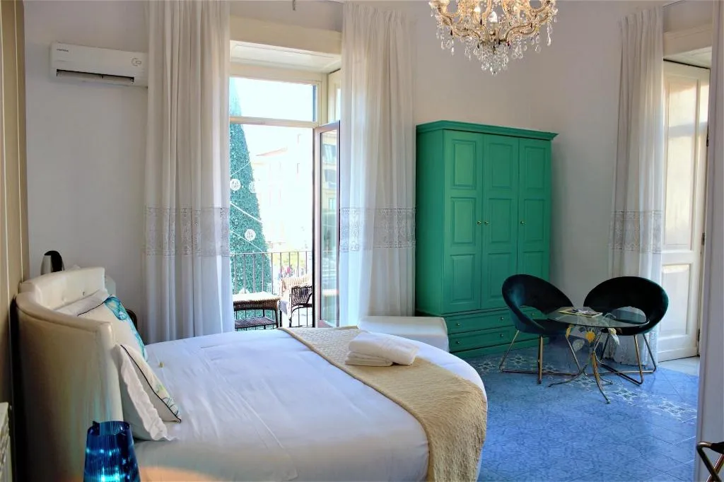 Room, Piazza Tasso B B, Naples
