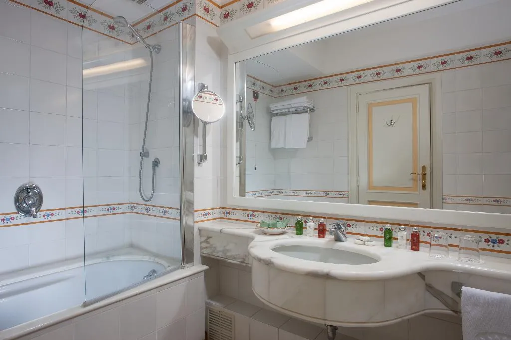 DOUBLE BASIC Room, Grand Hotel Royal, Naples