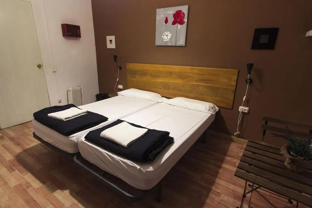 TWIN WITH SHARED BATHROOM Room, Break N Bed Hostel, Barcelona