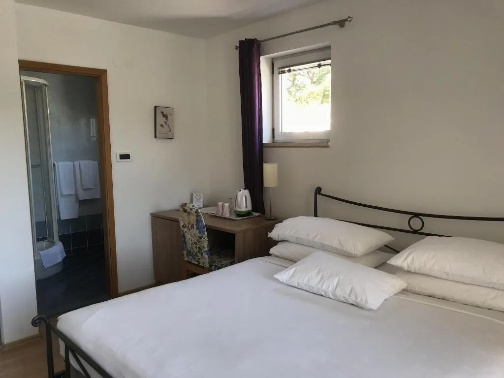 Room, Pink Inn, Split