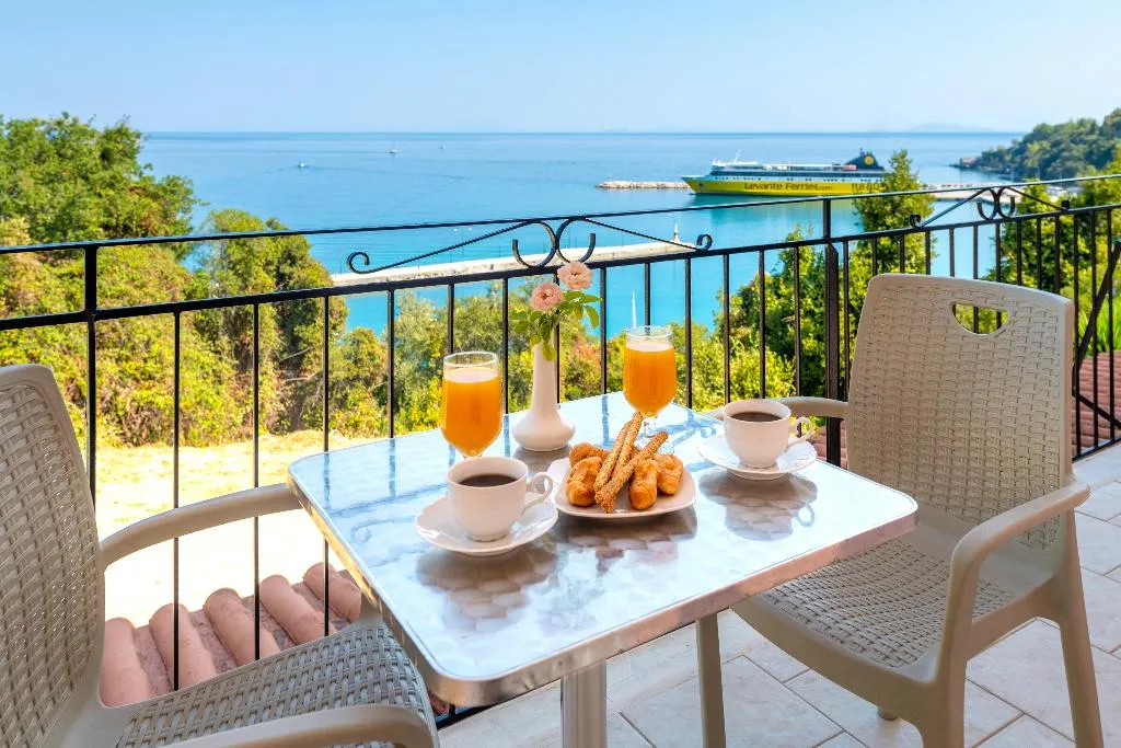 TRIPLE DELUXE SEA VIEW Room, Faro Del Porto, Kalamata