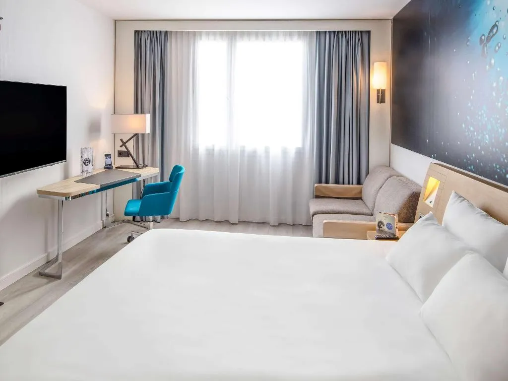 SUITE KING SIZE BED Room, Novotel Barcelona Cornella, Barcelona