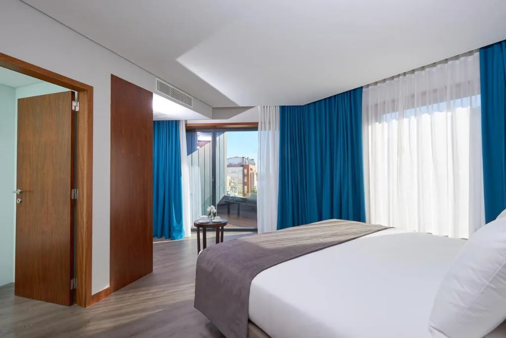 Room, Timbre Heroismo, Porto