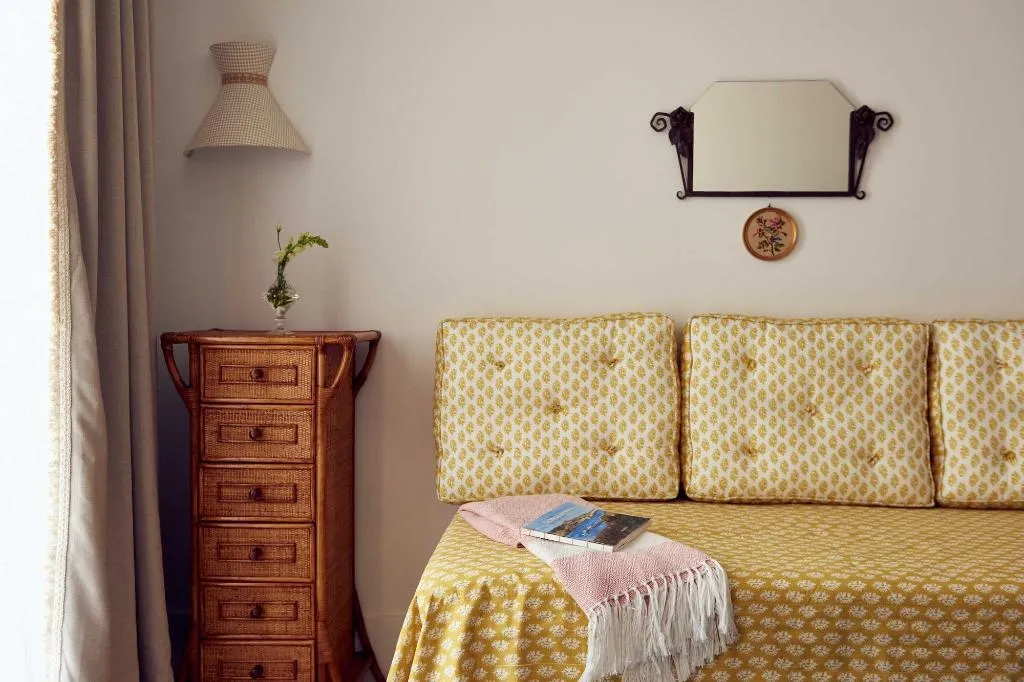 Room, Cristine Bedfor, Menorca
