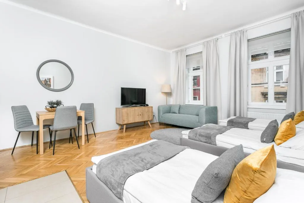 STUDIO CAPACITY 4 Room, Barbican House Apartments, Krakow