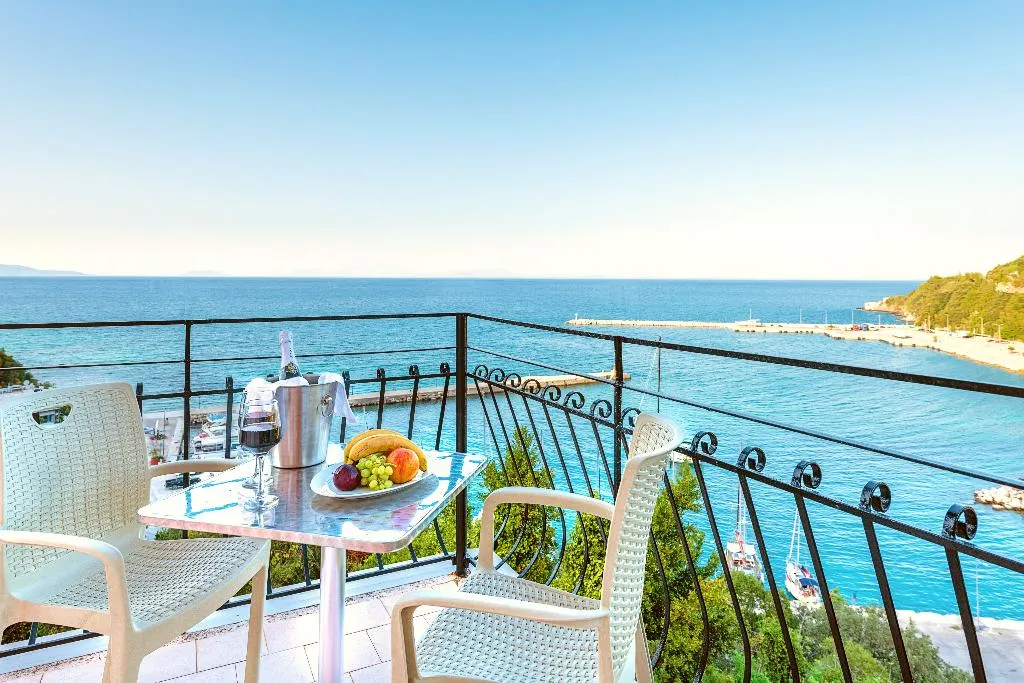 TRIPLE DELUXE SEA VIEW Room, Faro Del Porto, Kalamata