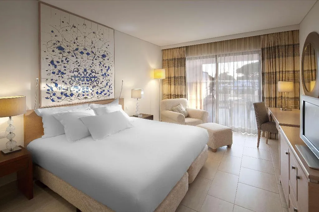 DOUBLE DELUXE KING BED Room, Hilton Vilamoura As Cascatas Golf Resort & Spa, Algarve