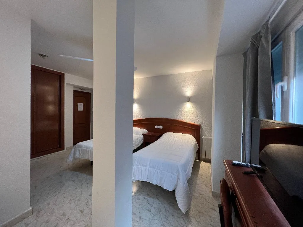 TRIPLE STANDARD Room, Hostal La Embajada, Madrid