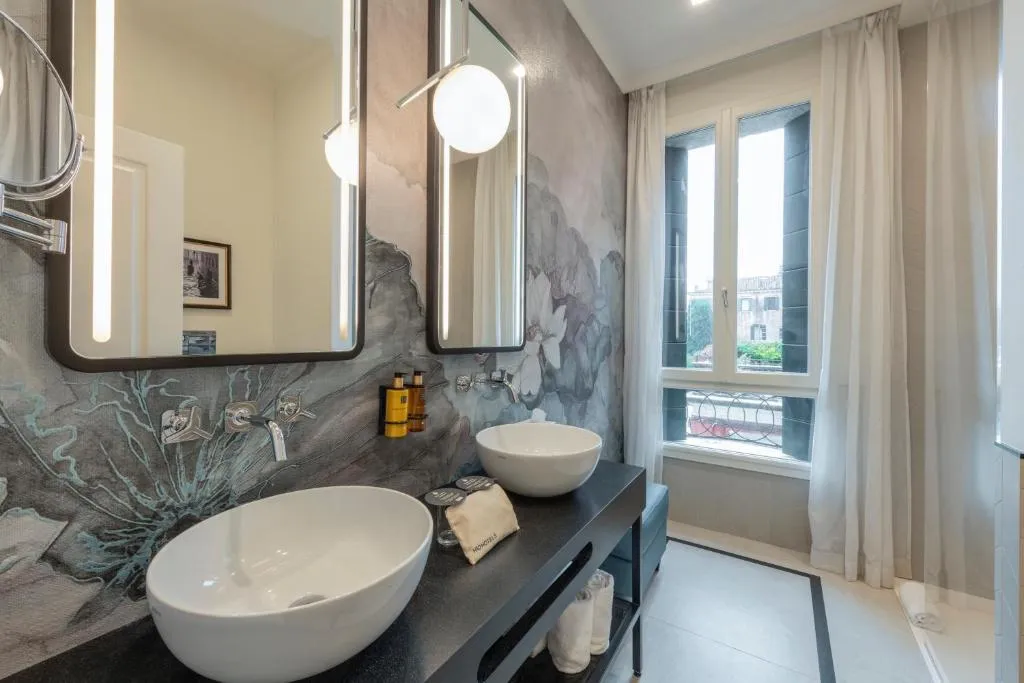 JUNIOR SUITE STANDARD Room, H10 Palazzo Canova, Venice