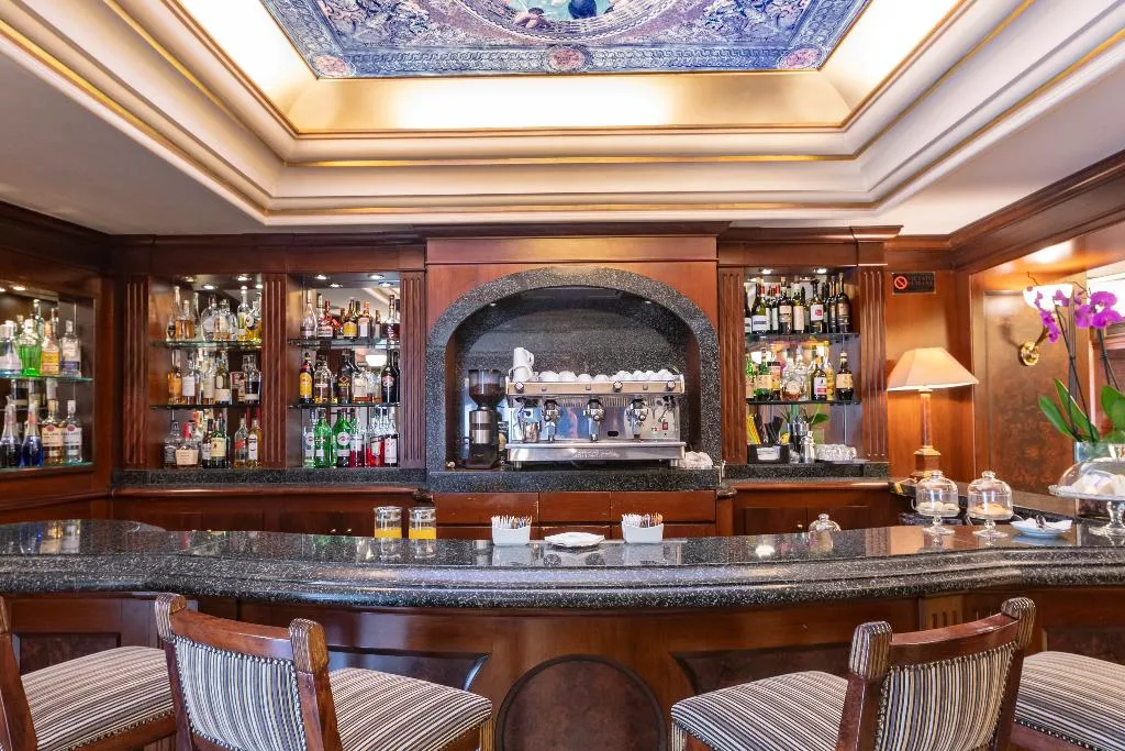 Bar, River Chateau, Rome